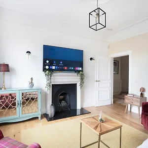 meadowbank-residence-3bed-free-parking.edinburghhotelsuk.org/