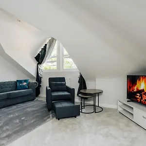 luxury-central-apartment-sleeps-7-guests-with-free.bournemouth-hotels.org/